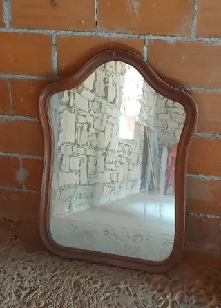 Espejo de madera con marco curvo