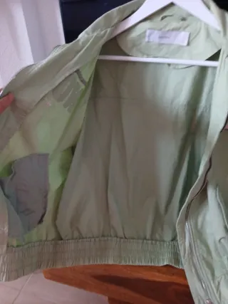 Cazadora Bershka verde talla M