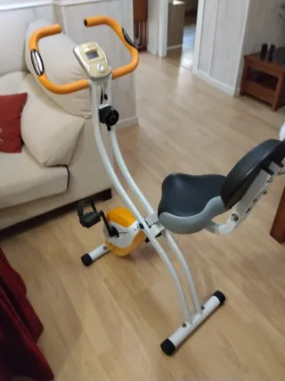 Bicicleta Estática Naranja y Blanca