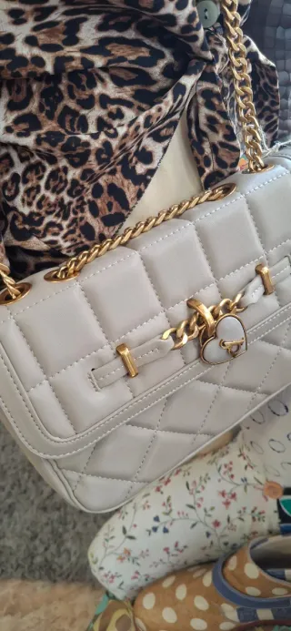 Bolso acolchado beige con cadena dorada