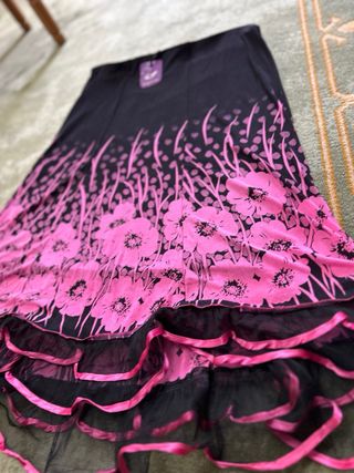 Falda negra con flores rosas y volantes
