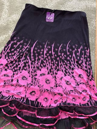 Falda negra con flores rosas y volantes