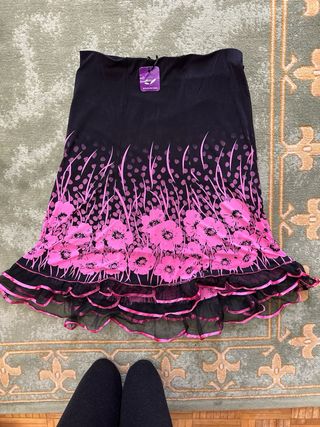 Falda negra con flores rosas y volantes