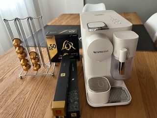 Cafetera Nespresso latissima one Blanca + EXTRAS.