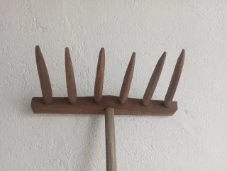 Rastrillo de madera antiguo