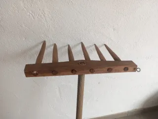 Rastrillo de madera antiguo