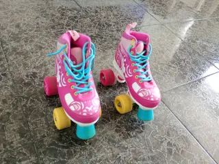 Patines de niña rosas con cordones azules