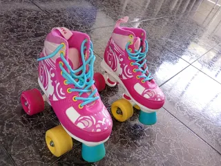 Patines de niña rosas con cordones azules