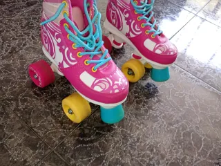 Patines de niña rosas con cordones azules