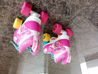 Patines de niña rosas con cordones azules