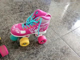 Patines de niña rosas con cordones azules