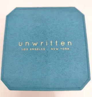 Conjunto collar y pendientes letra M