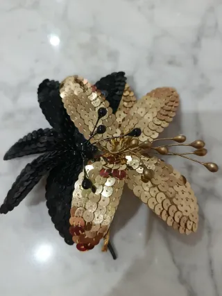 Tocado Flor Lentejuelas Negro y Dorado