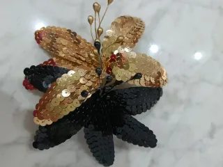 Tocado Flor Lentejuelas Negro y Dorado