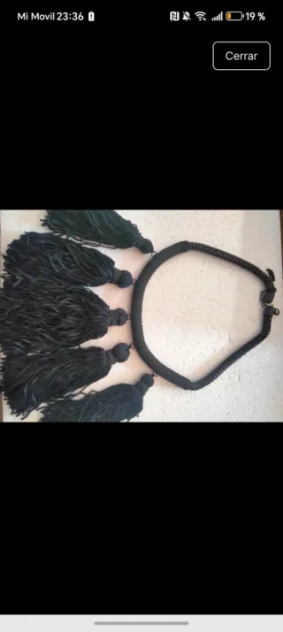 Collar negro con flecos