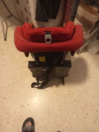Silla de coche para niño roja