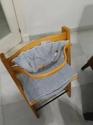 Silla de madera para bebé