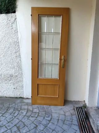 Puerta de madera con cristal