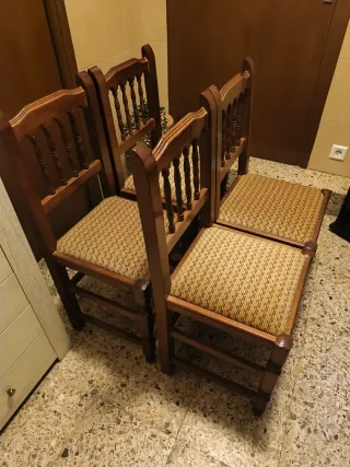 Conjunto de 4 sillas de madera