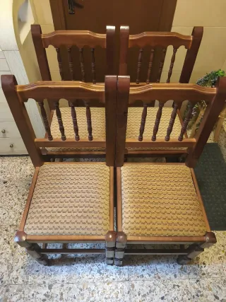 Conjunto de 4 sillas de madera