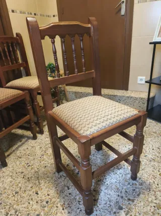 Conjunto de 4 sillas de madera