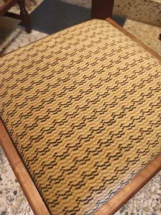 Conjunto de 4 sillas de madera