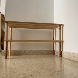 Estantería de bambú y madera