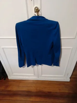 Blazer azul con cremalleras doradas