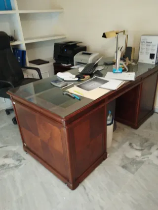 Escritorio estilo inglés madera y cristal