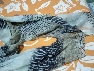 Pañuelo estampado serpiente beige y negro