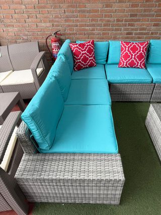 Conjunto Terraza Ratán Gris y Cojines Turquesa