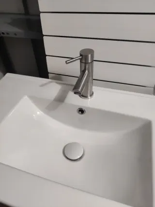 Mueble de baño con lavabo y grifo