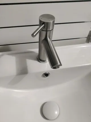 Mueble de baño con lavabo y grifo