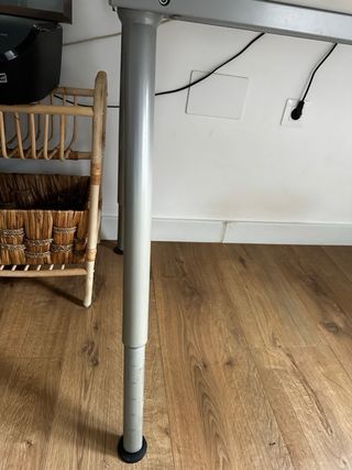 Tavolo da scrivania ikea rialzabile e sedia con ruote