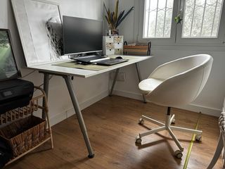 Tavolo da scrivania ikea rialzabile e sedia con ruote