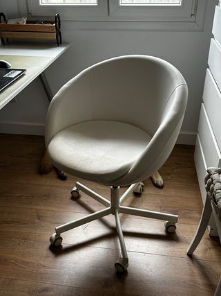 Tavolo da scrivania ikea rialzabile e sedia con ruote