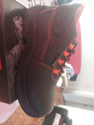 Zapatos de trabajo negros y naranjas