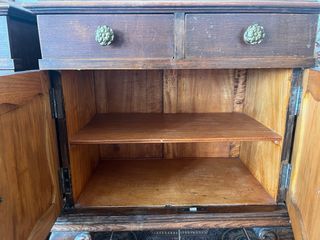 Armario pequeño de madera con cajones