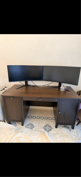 Escritorio de madera oscuro