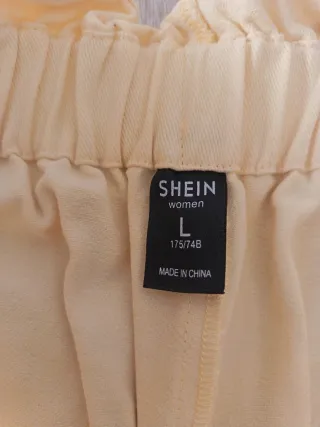 Pantalón corto amarillo con cinturón