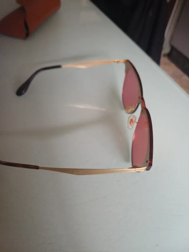 Gafas de sol Ray-Ban doradas y rosas