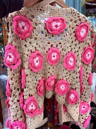 Jersey ganchillo beige y rosa hecho a mano