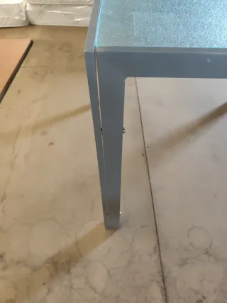 Tavolo da giardino in vetro e alluminio grigio