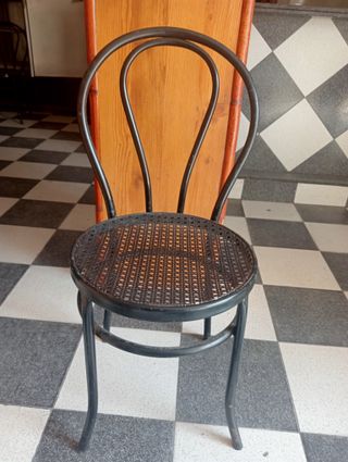 Sillas de hierro con asiento de ratán