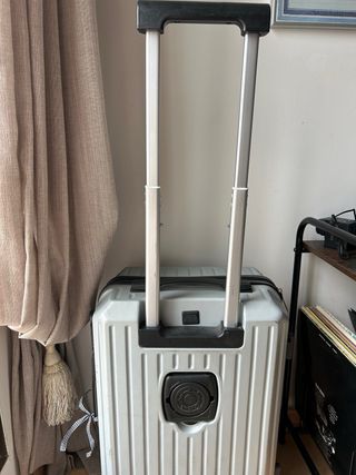 Maleta de cabina gris con pegatinas