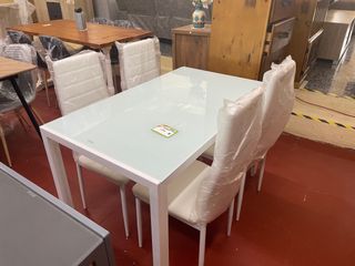 Mesa y 4 Sillas Comedor Cristal y Metal