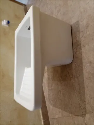 Pila cerámica con patas y desagüe