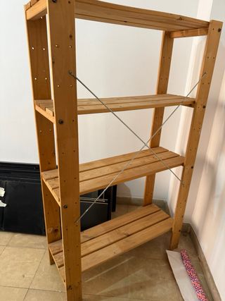 Estantería de madera rústica