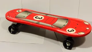 Monopatín infantil rojo coche de carreras