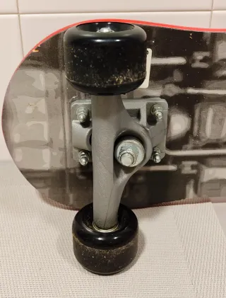 Monopatín infantil rojo coche de carreras